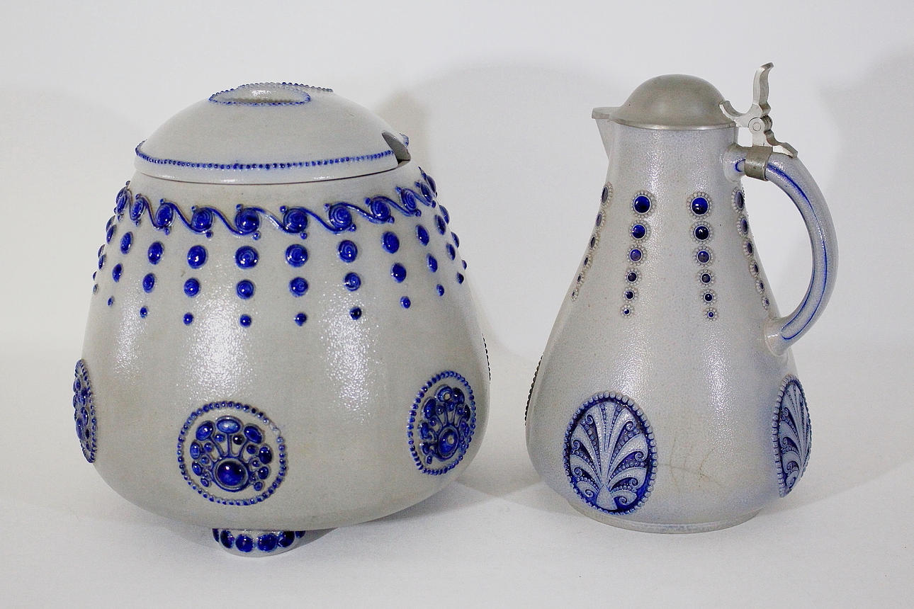 TERRIN och KANNA saltglaserat stengods, Simon Peter Gerz modell 2260A och modell 1444A, är fomgiven av Paul Wynard 1907 under ledning av Reinhold Merkelbach 1909.