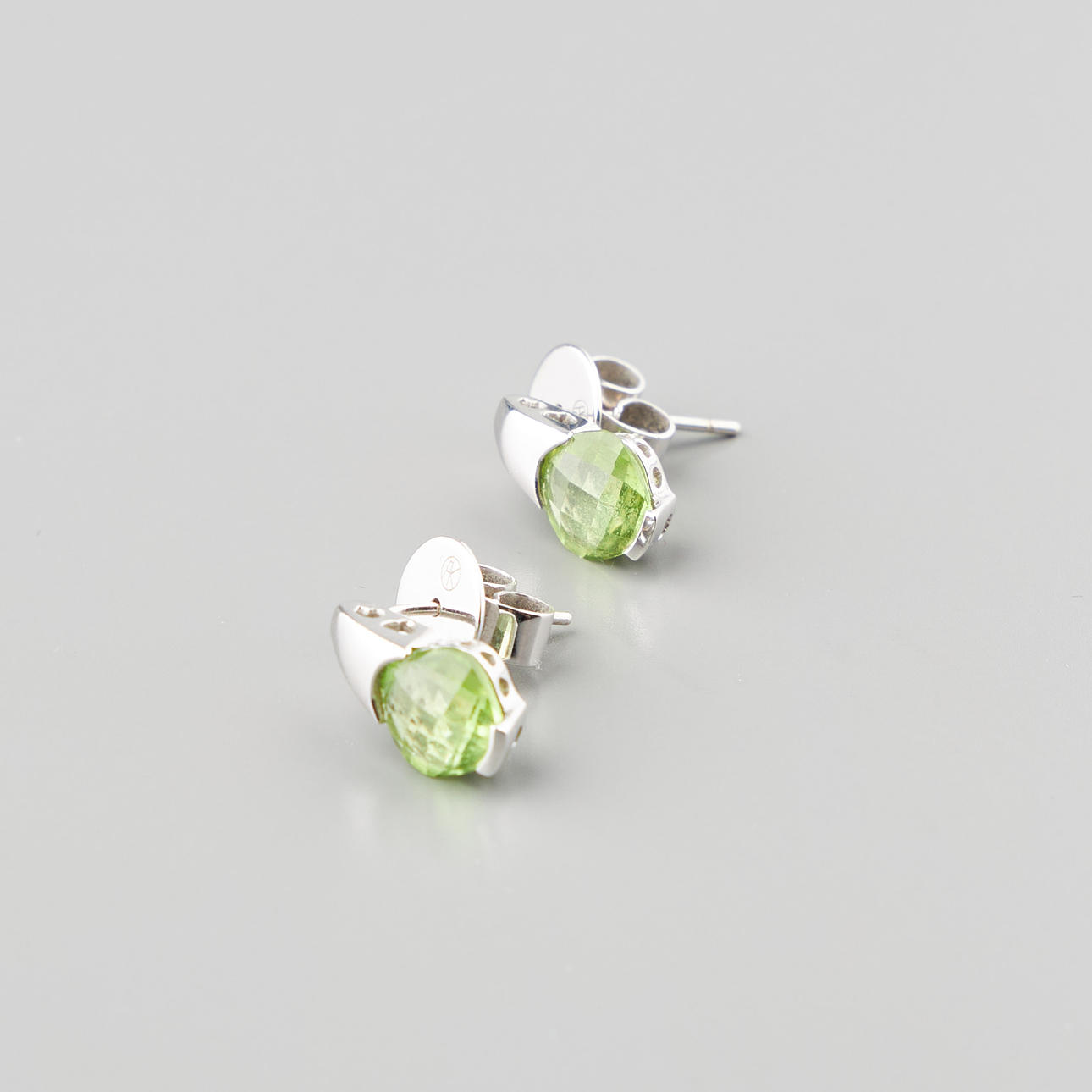 ÖRHÄNGEN, peridoter, 18K vitguld.