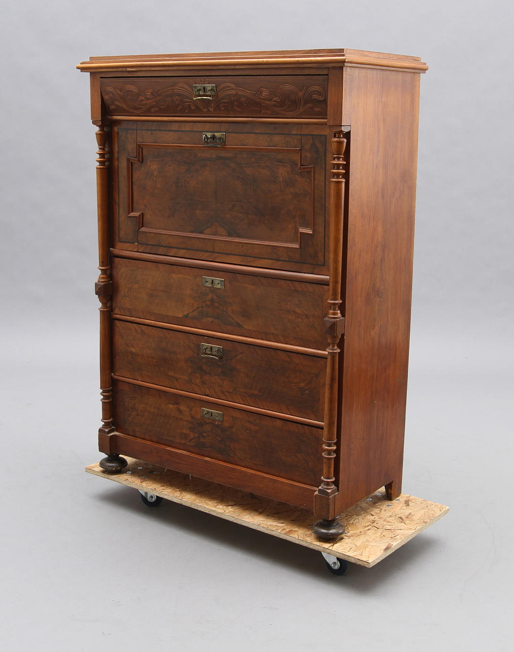 CHIFFONJÉ, omkring 1900.