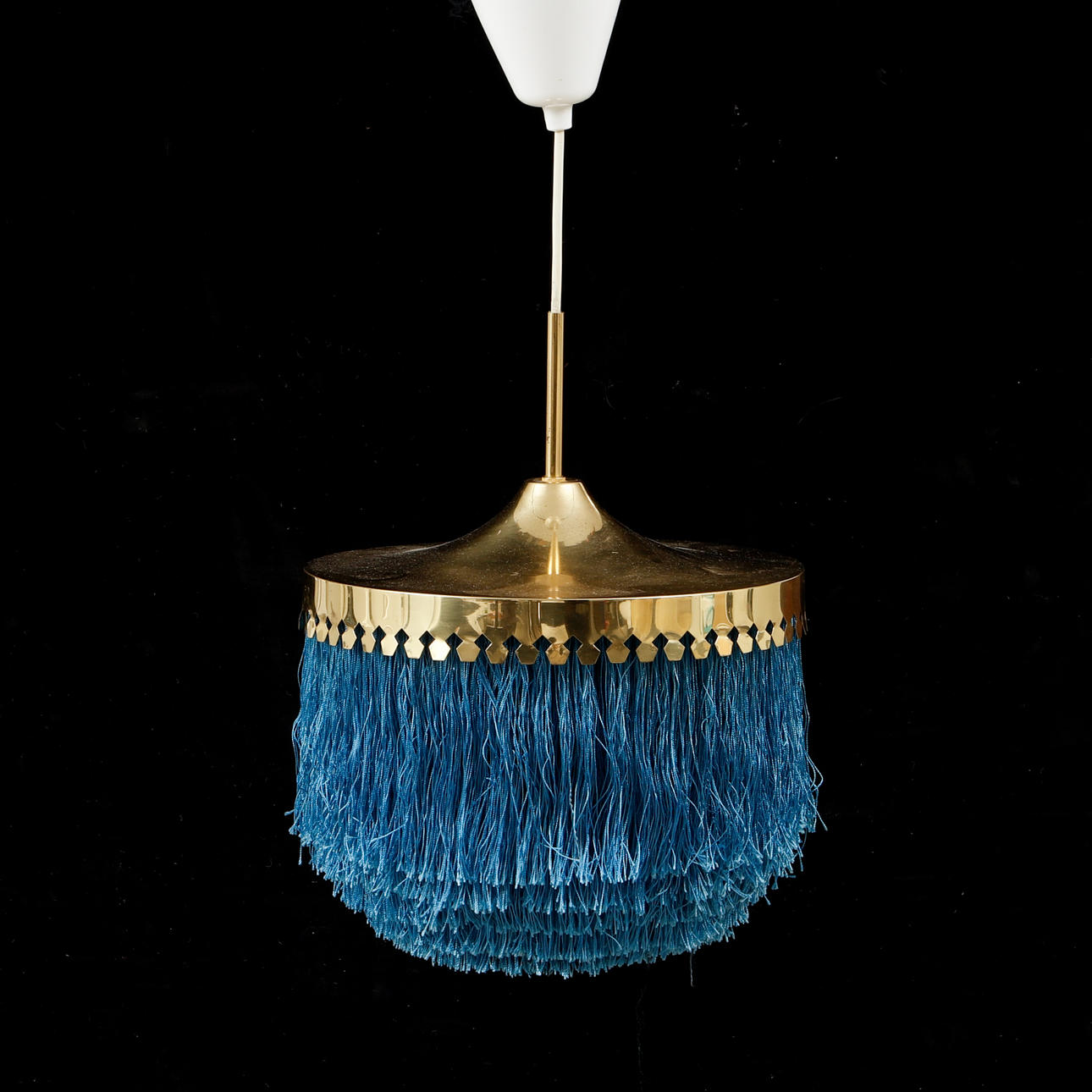 HANS AGNE JAKOBSSON. Deckenlampe, Messing und blaue Fransen.
