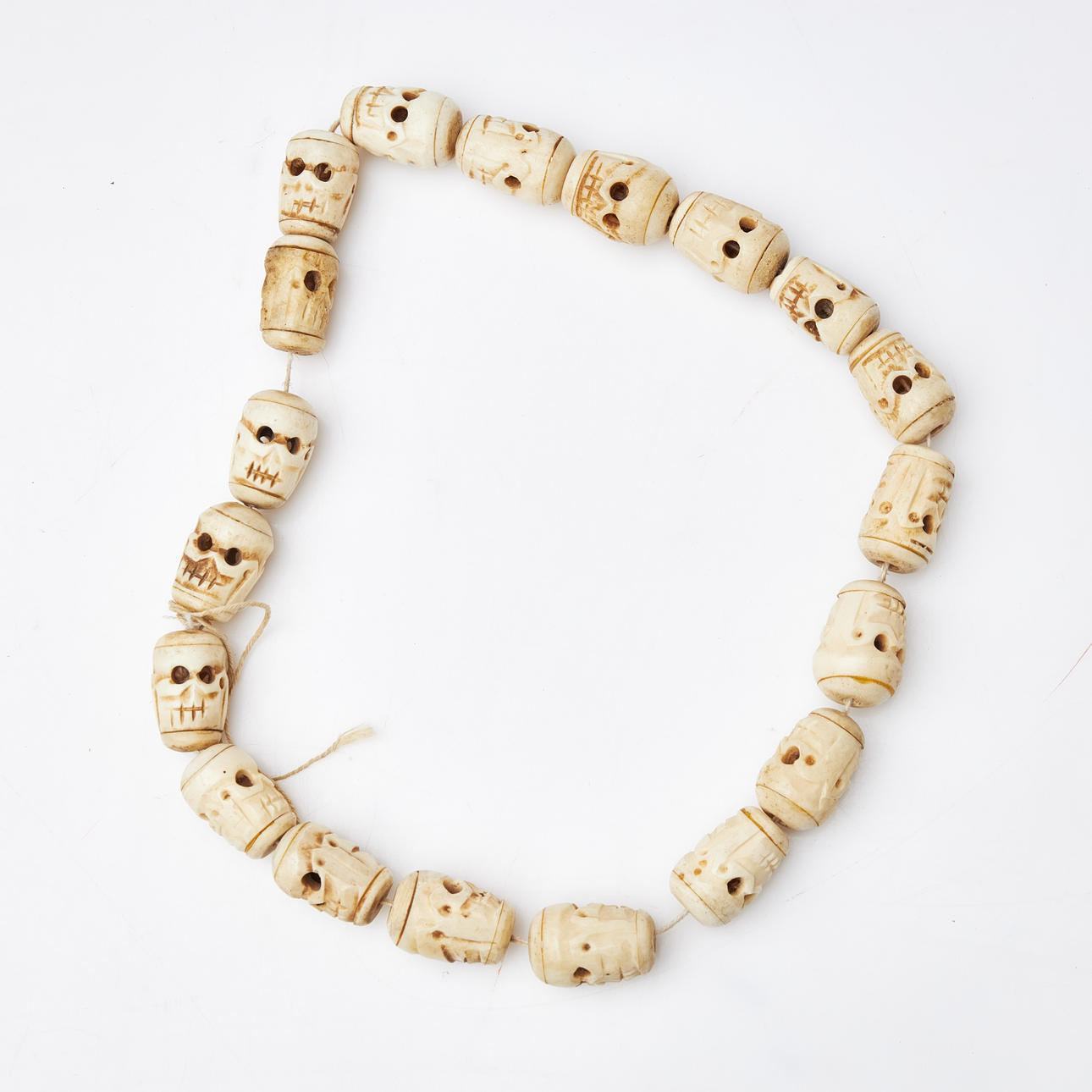 BÖNEBAND, Tibet, med dödskallar i jakben.