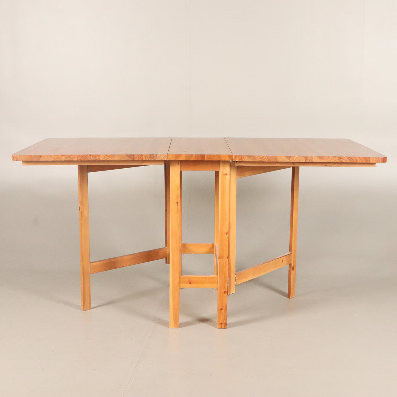 TAITETTAVA PÖYTÄ, mänty.