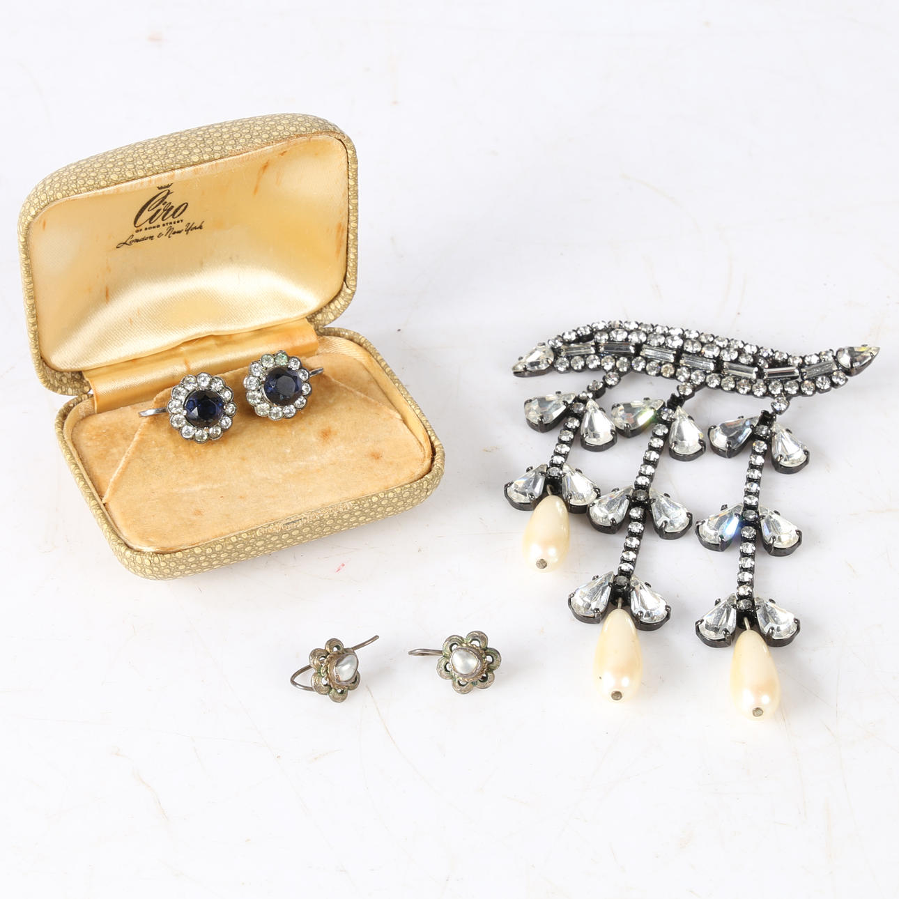 EINE BUTLER & WILSON-BROSCHE, EIN PAAR CIRO-OHRRINGE, EIN PAAR PERLENOHRRINGE (3).