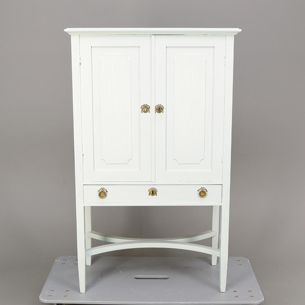 SKÅP, gustaviansk stil, 1900-talets första hälft.