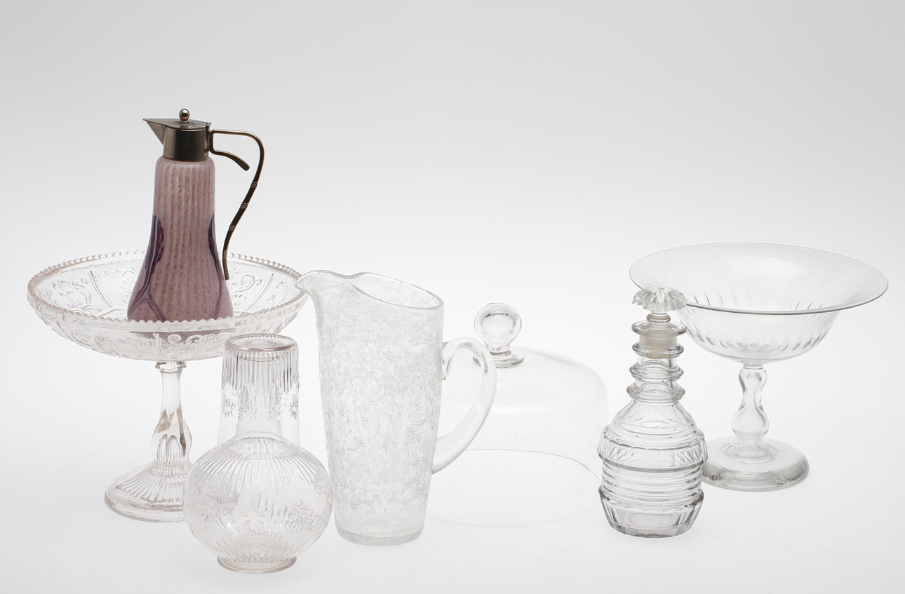 GLASFÖREMÅL, 7 delar, 1800-1900-tal.