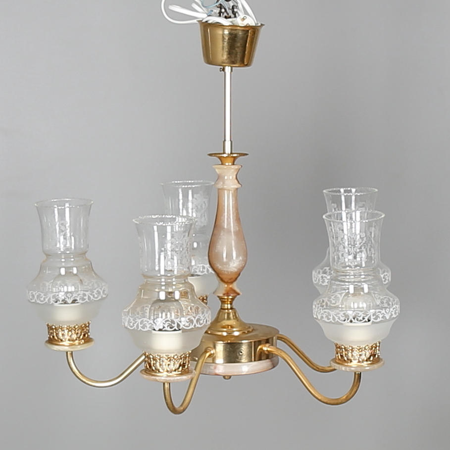 TAKLAMPA, 5-armad, guldfärgad metall samt alabaster, 1970/80-tal.