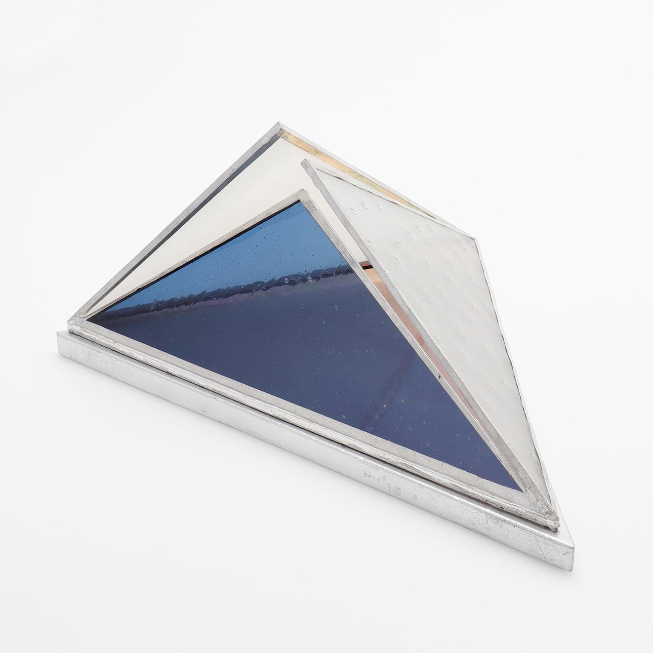 MAUD BÄRG (1935-2023). „OPRETSTÅENDE PYRAMIDE 2000".