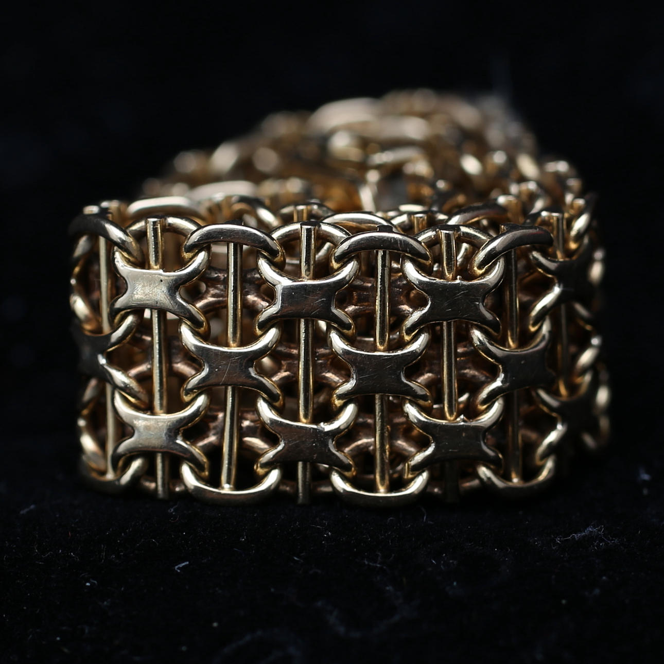 ARMBAND, x-länk med stav, 18 k guld, 30,9 gram.
