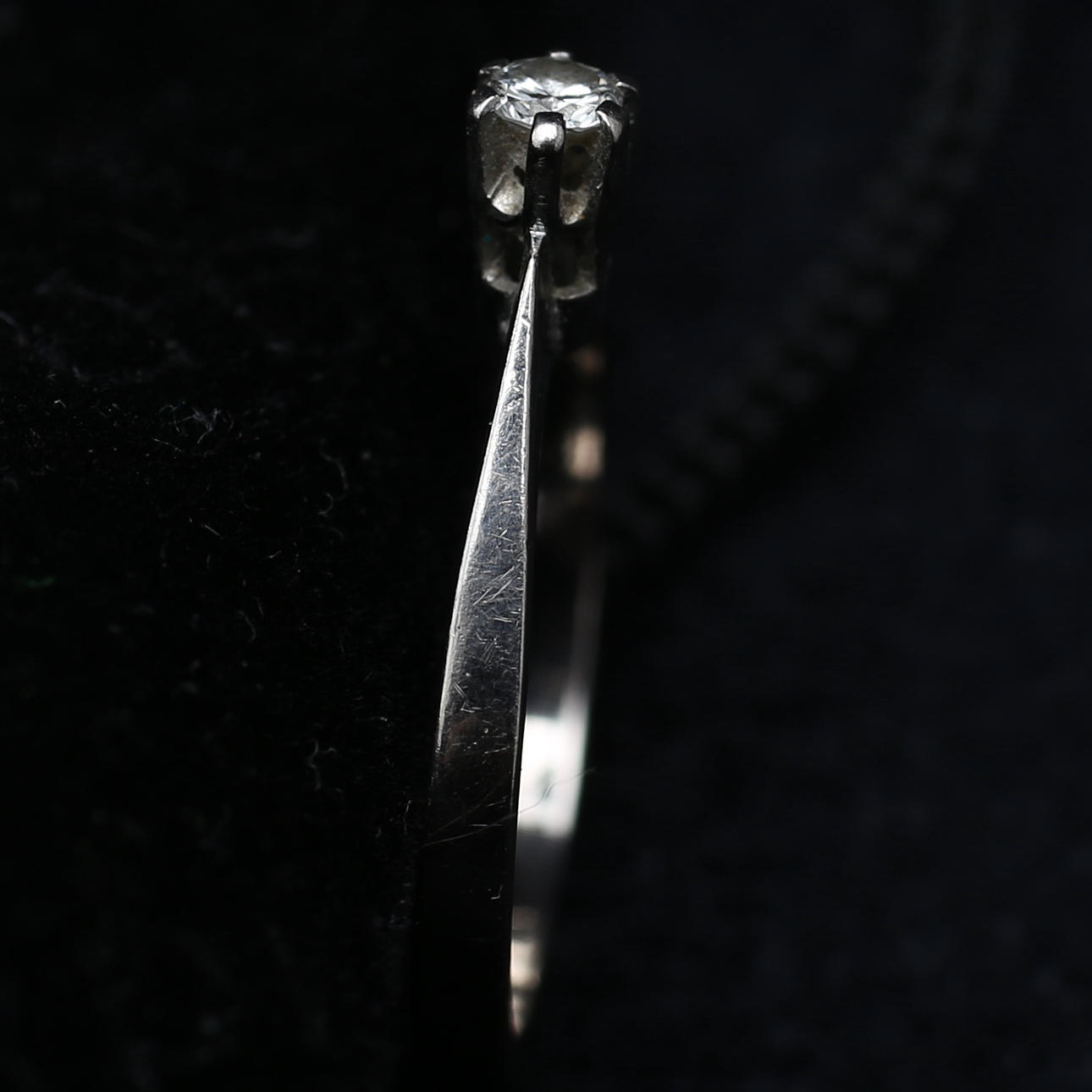 RING, 18 k vitguld, med briljant 0,13 ct, 2,5 gram.