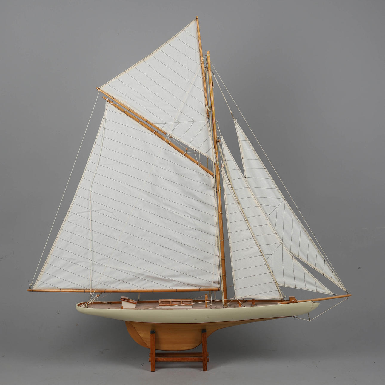 Columbia J-båt mellan.