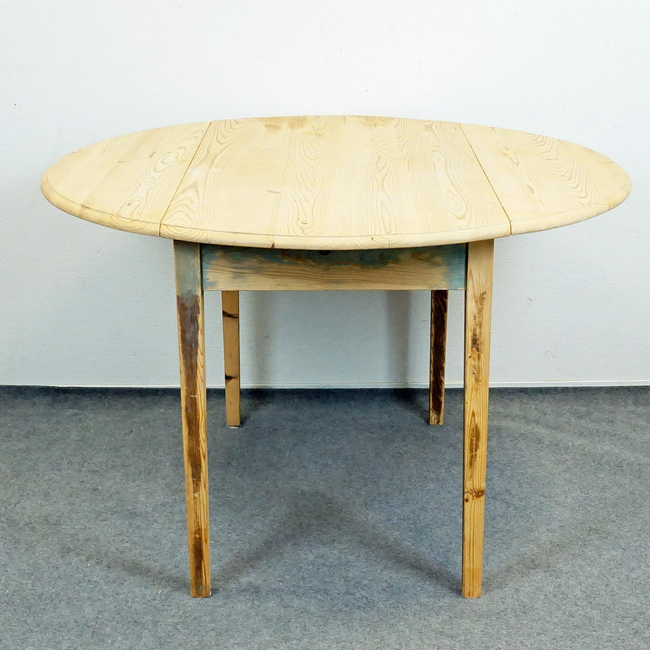 Mesa plegable de pino del siglo XX.