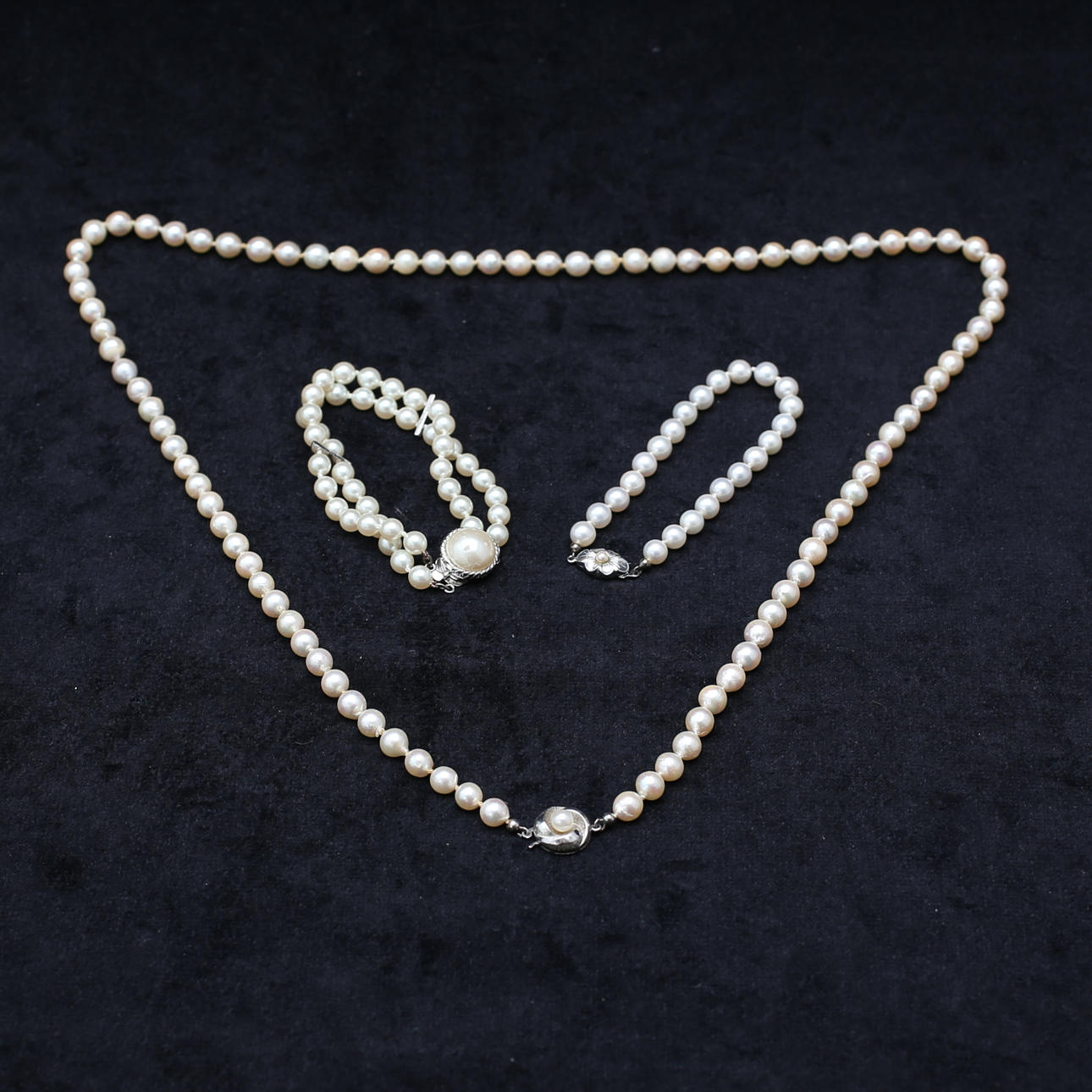 PÄRLCOLLIER samt 2 st PÄRLARMBAND.