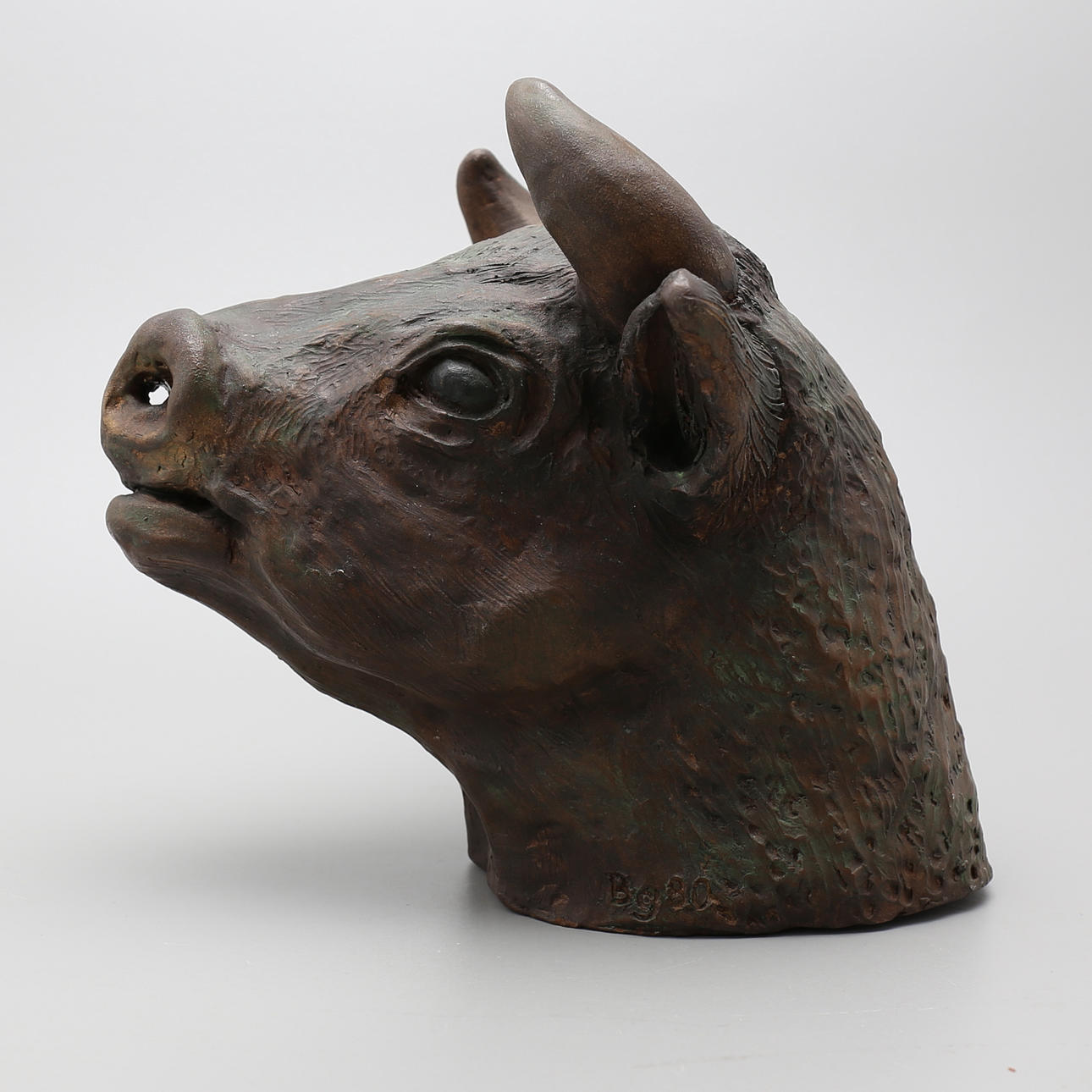 OIDENTIFIERAD KONSTNÄR. Skulptur, lergods, tjur, signerad bg -80.