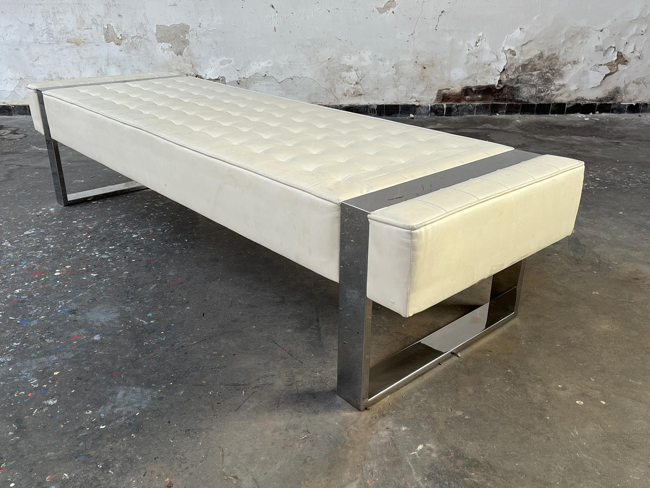 Klassisk loungebænk i krom & læder (6-316).