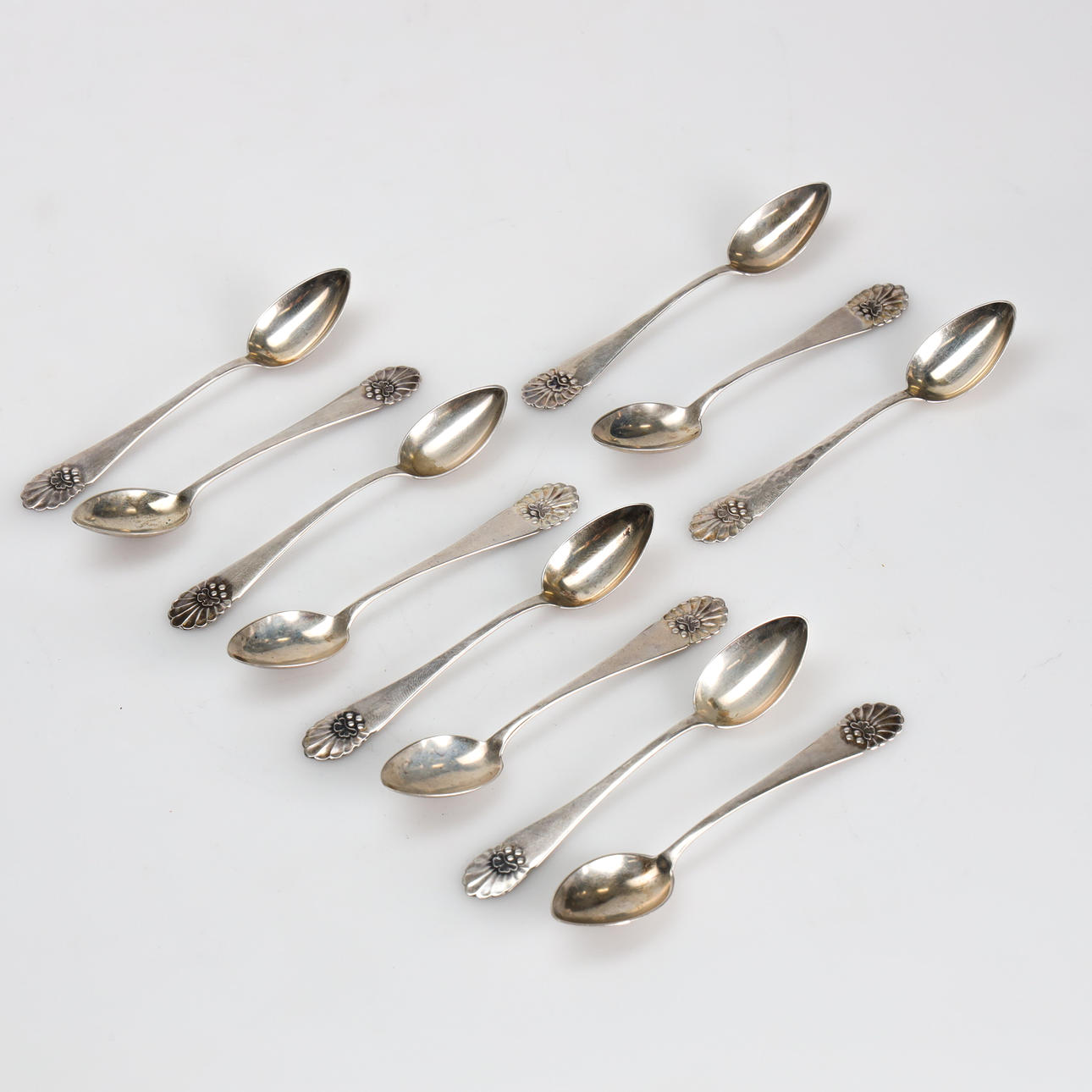 PUULUSIKAT, hopeaa 11 kpl, 'Simpukankuoret'.