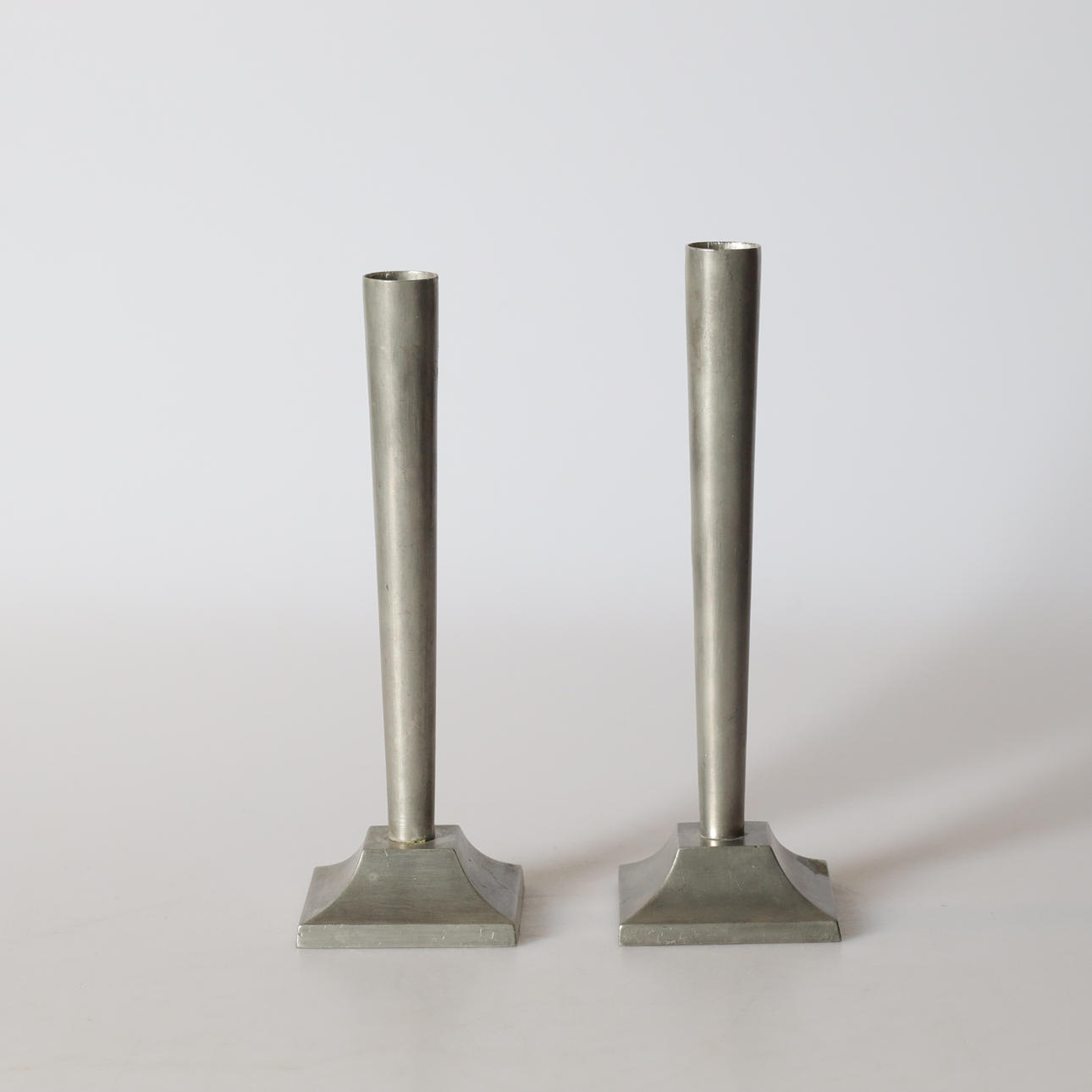 Ein Paar NW-Zinnvasen, 1954.