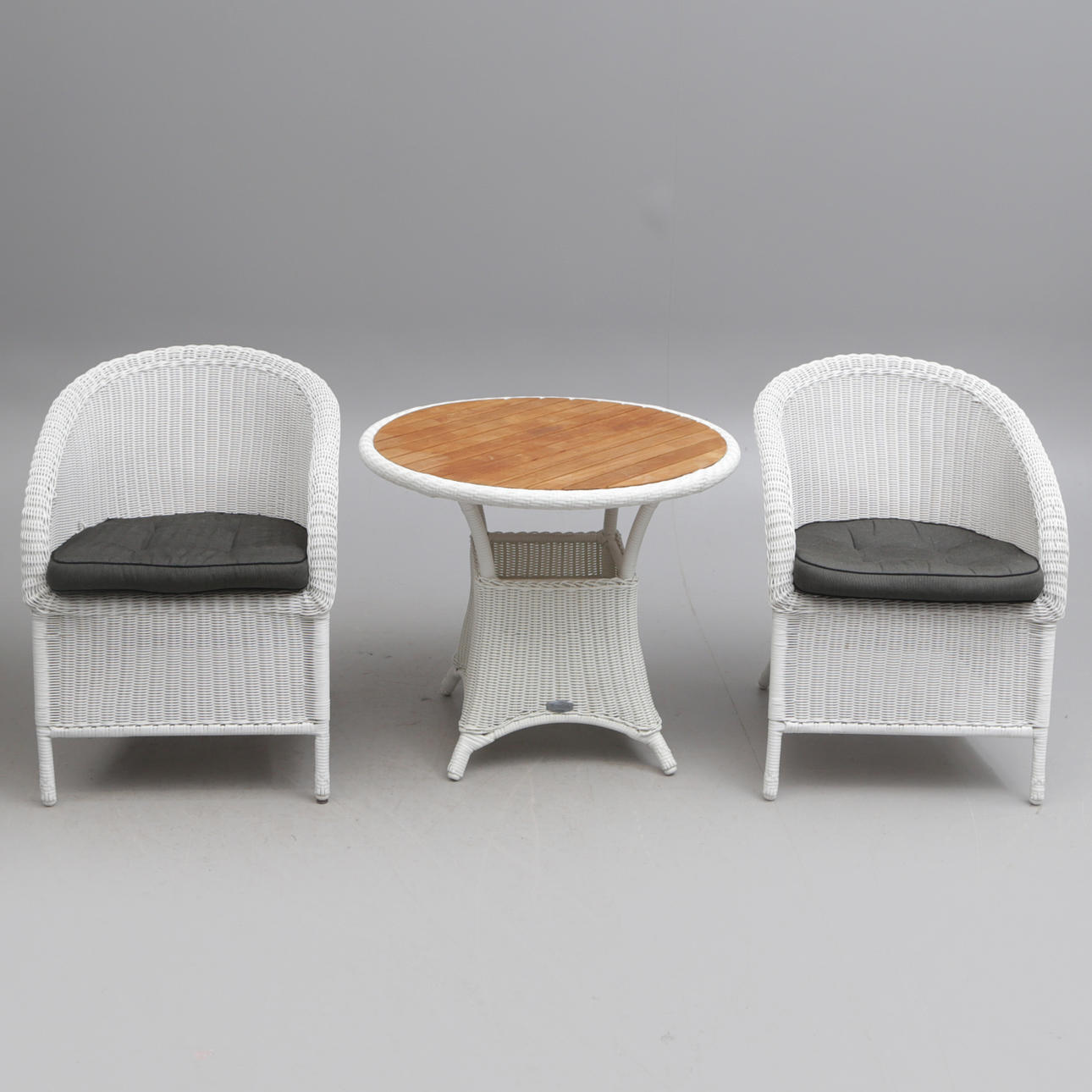 3-piece seating area, basket type.