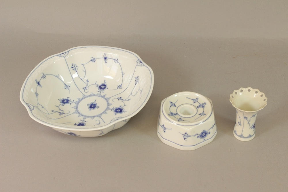 ÄLDRE BING & GRÖNDAHL PORSLIN, skål/ljusstake/vaser.