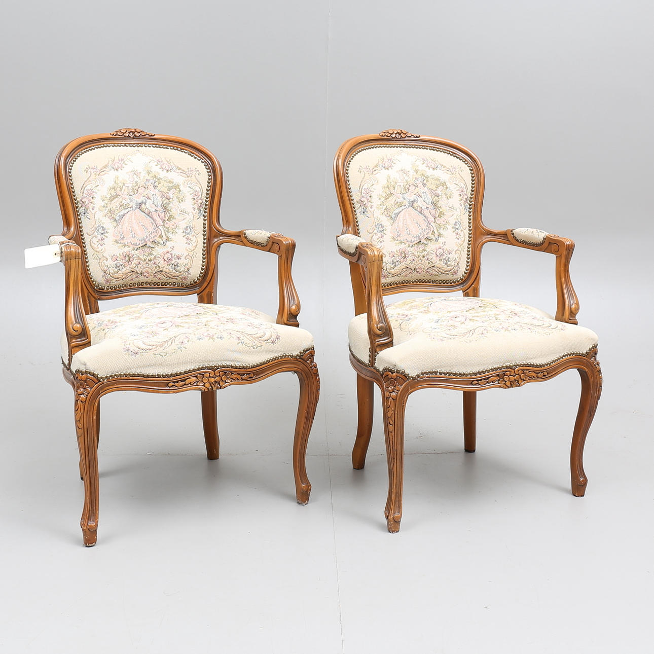 KARMSTOLAR, ett par, nyrokokostil, 1900-talets mitt/andra hälft.