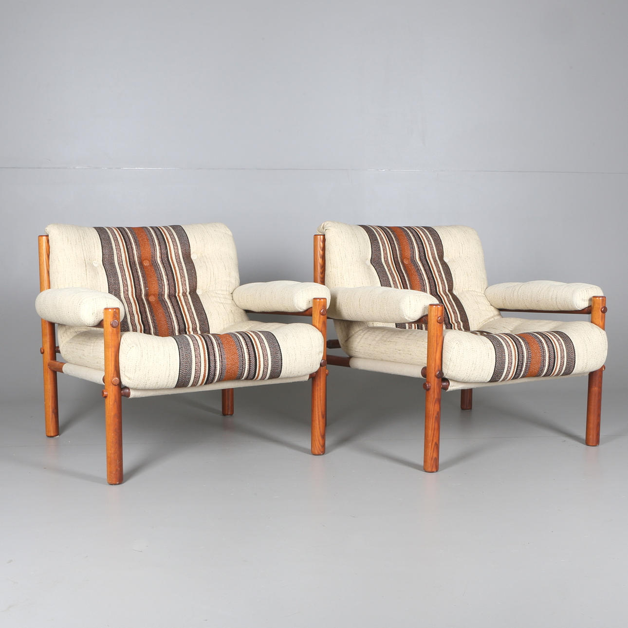 KARMFÅTÖLJER, ett par, 1970-tal.