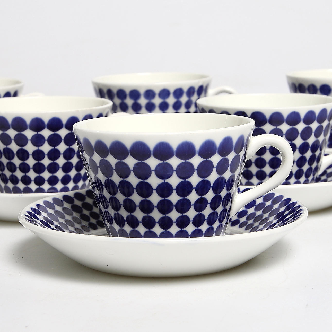 KAFFEKOPPPAR samt FAT, 12 delar, porslin, "Adam", Stig Lindberg, Gustavsberg. 1950/60-tal.