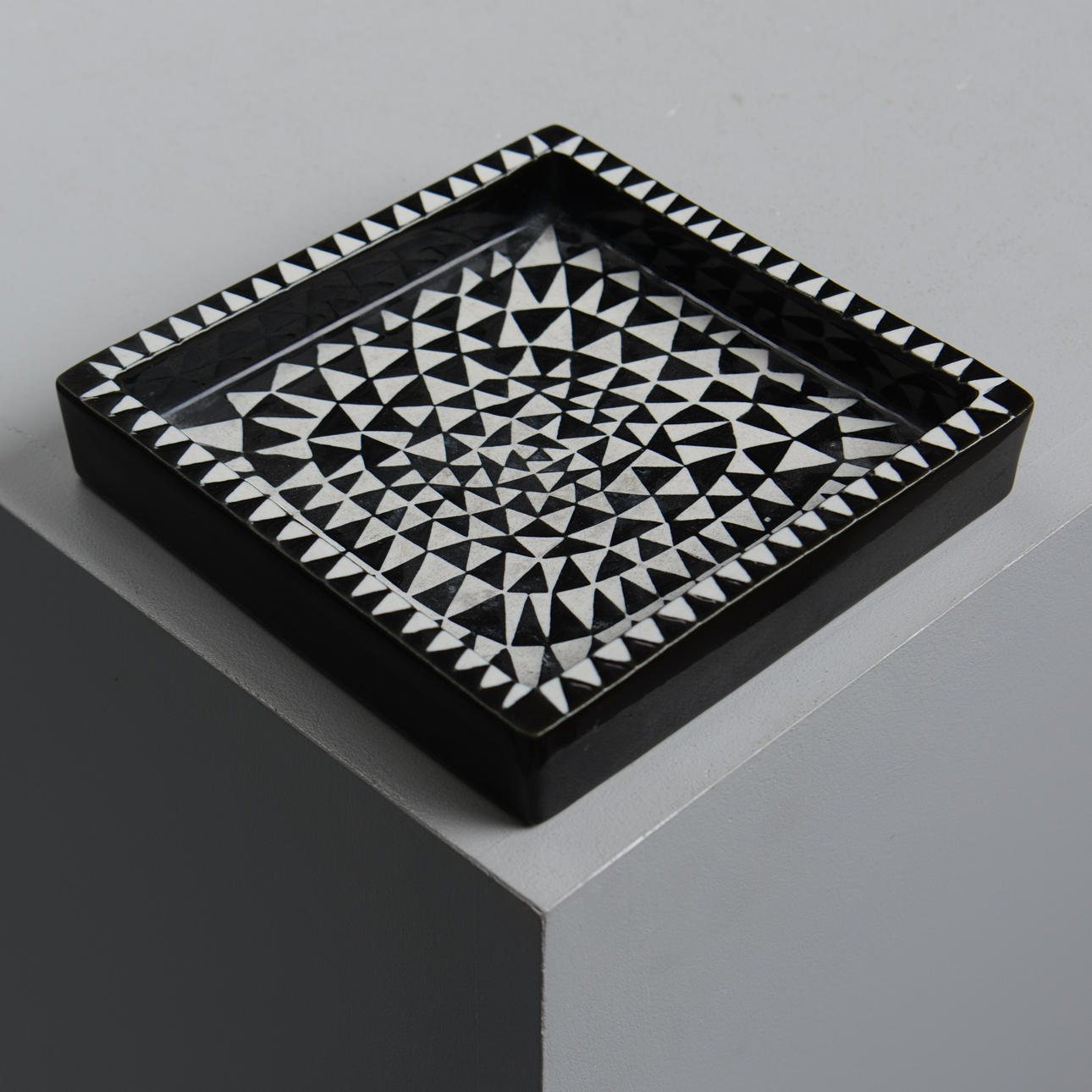 STIG LINDBERG. Un plato de gres, «Domino», de Gustavsberg.