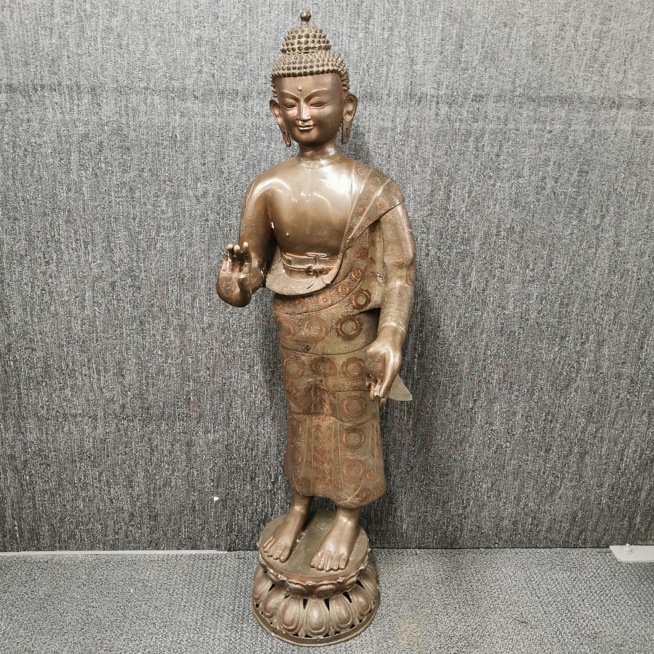 STOR STÅENDE FIGUR AF BUDDHA.