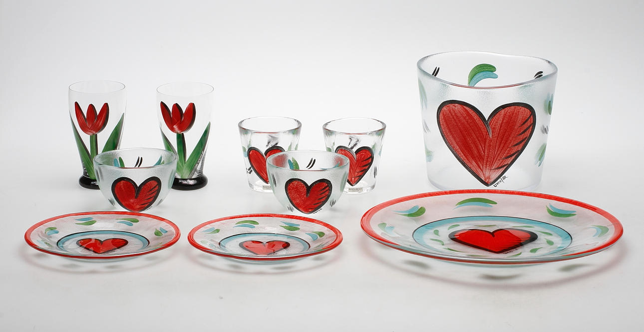 GLASFÖREMÅL, 10 delar, "Tulip" och "Hearts", Ulrica Hydman-Vallien, Kosta Boda.