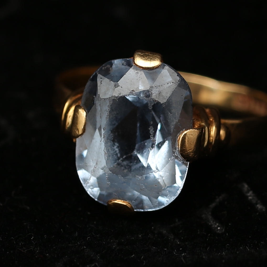 RING, 18 k guld med blå sten, 3,5 gram.