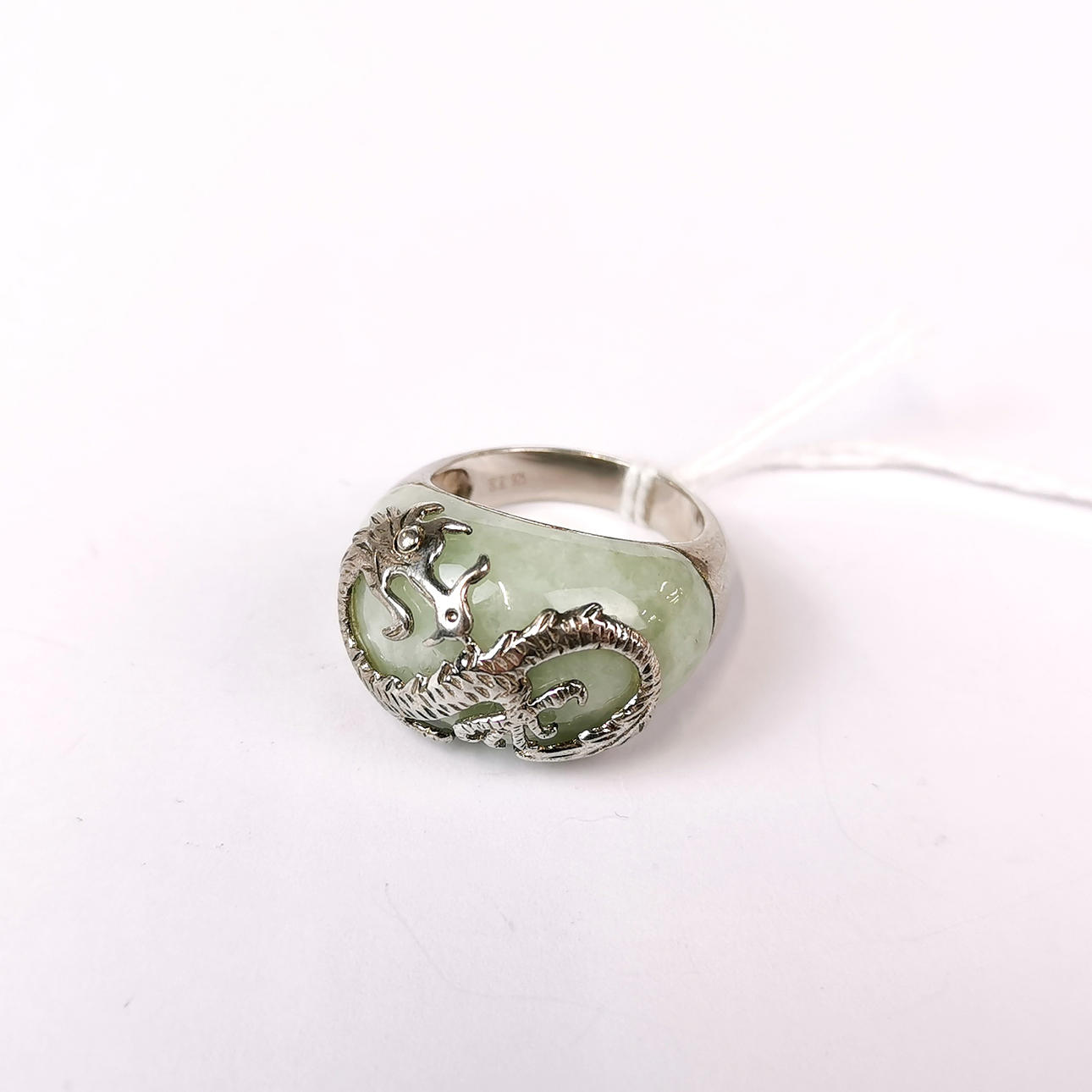 CHINESISCHER DRACHENRING AUS SILBER UND JADE.