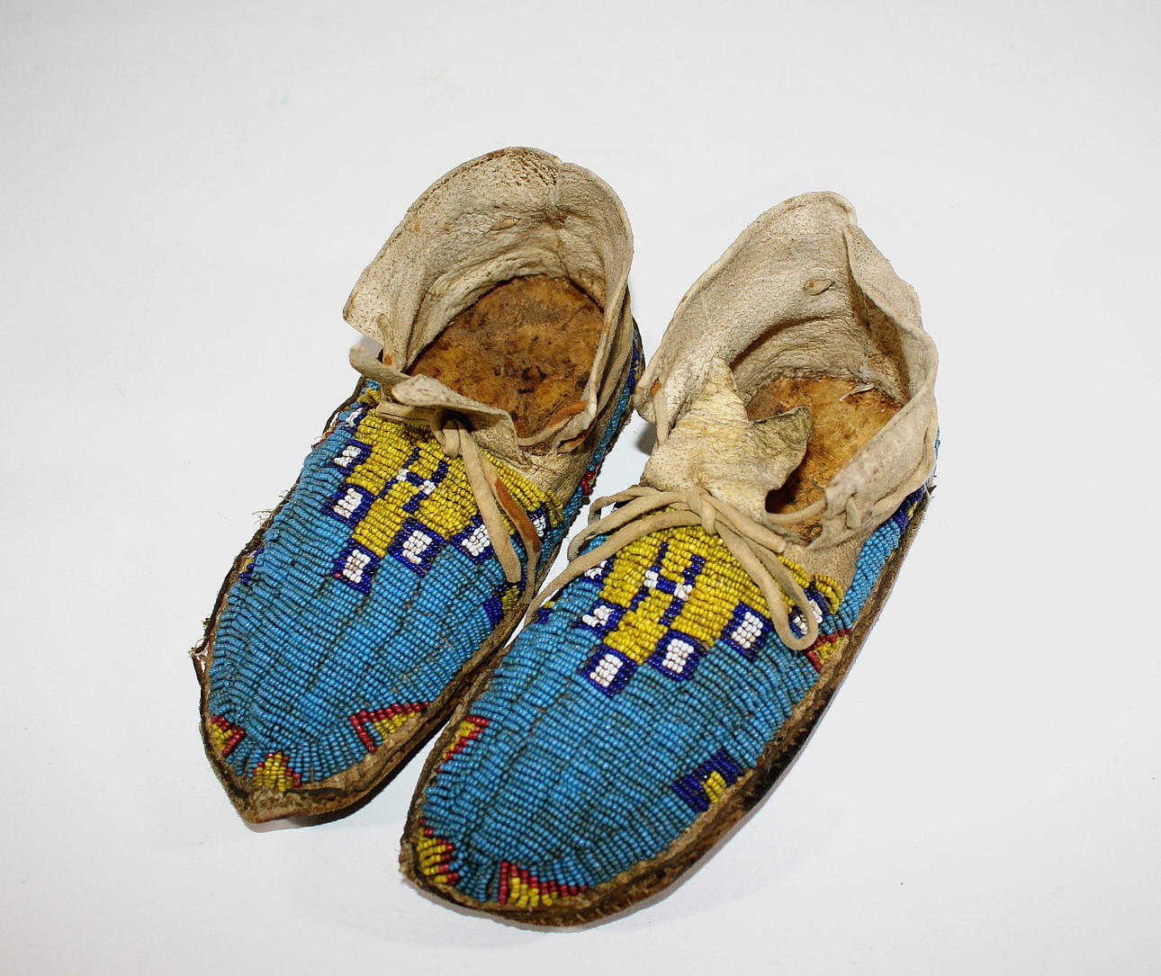 BARNMOCKASINER, Sioux, 1860-70-tal.