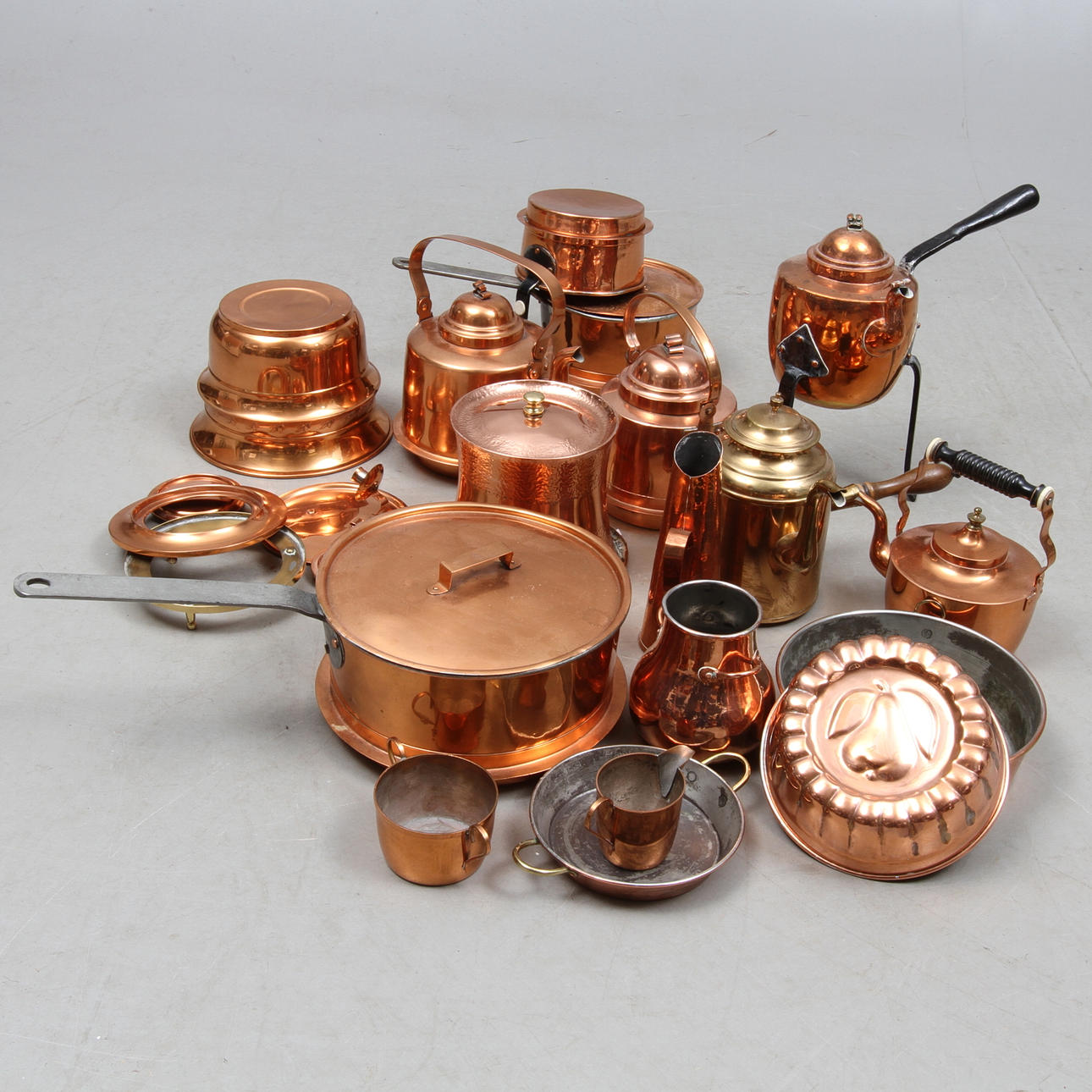 PARTI DIVERSE KOPPAR samt KAFFEKANNA, mässing, Skultuna, 1800-1900-tal.