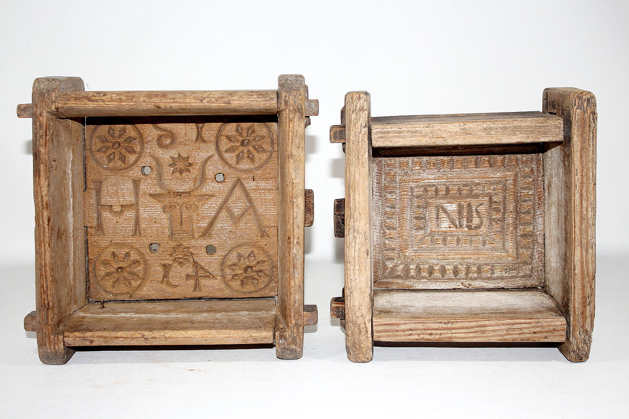 OSTFORMAR, 2 st, trä, 1600-tal.