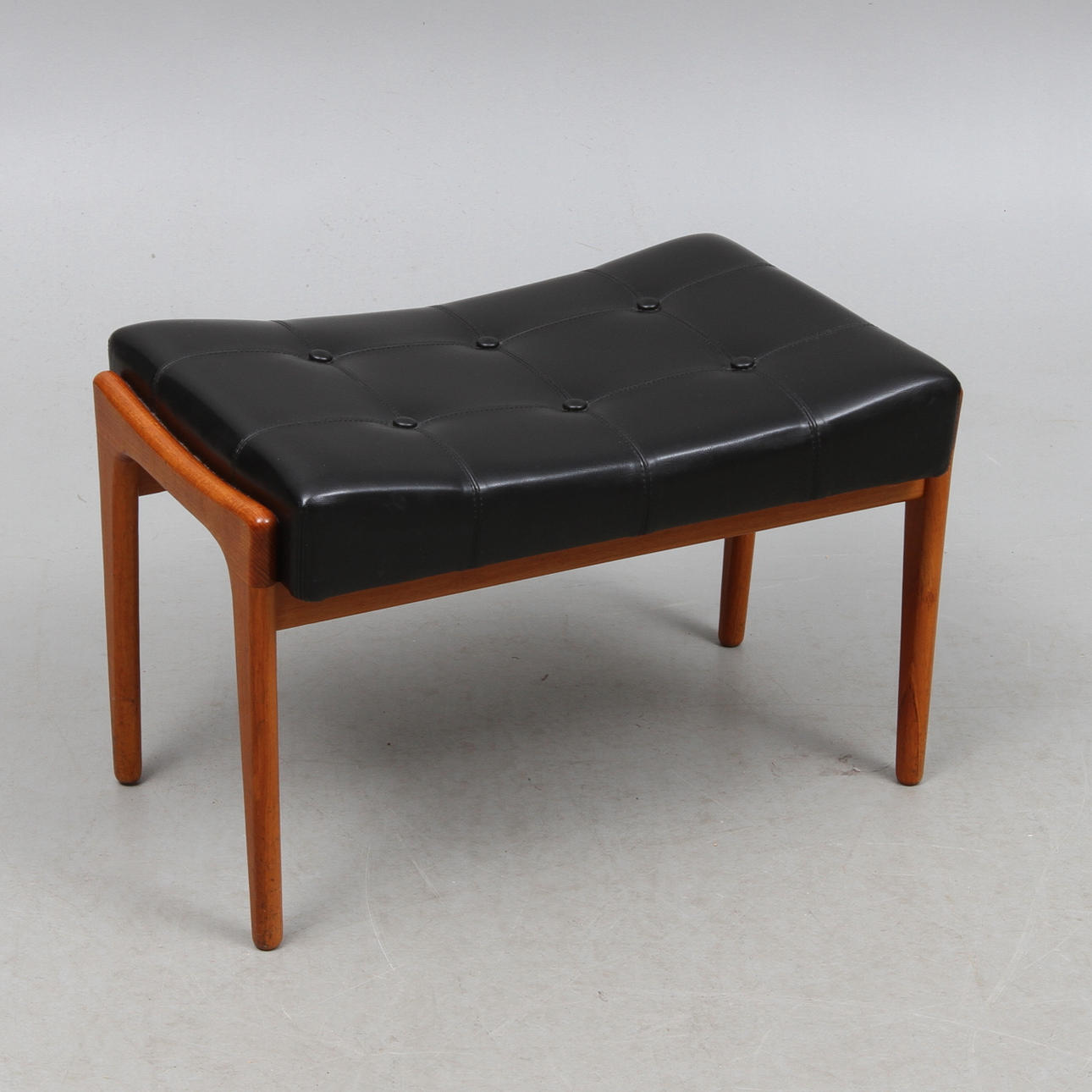 PALL, trä med konstläder, Bröderna Anderssons Industrier Ekenässjön AB.