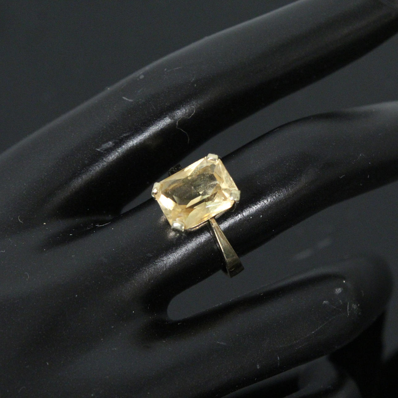 gult guld ring med citrin, 585 guld.