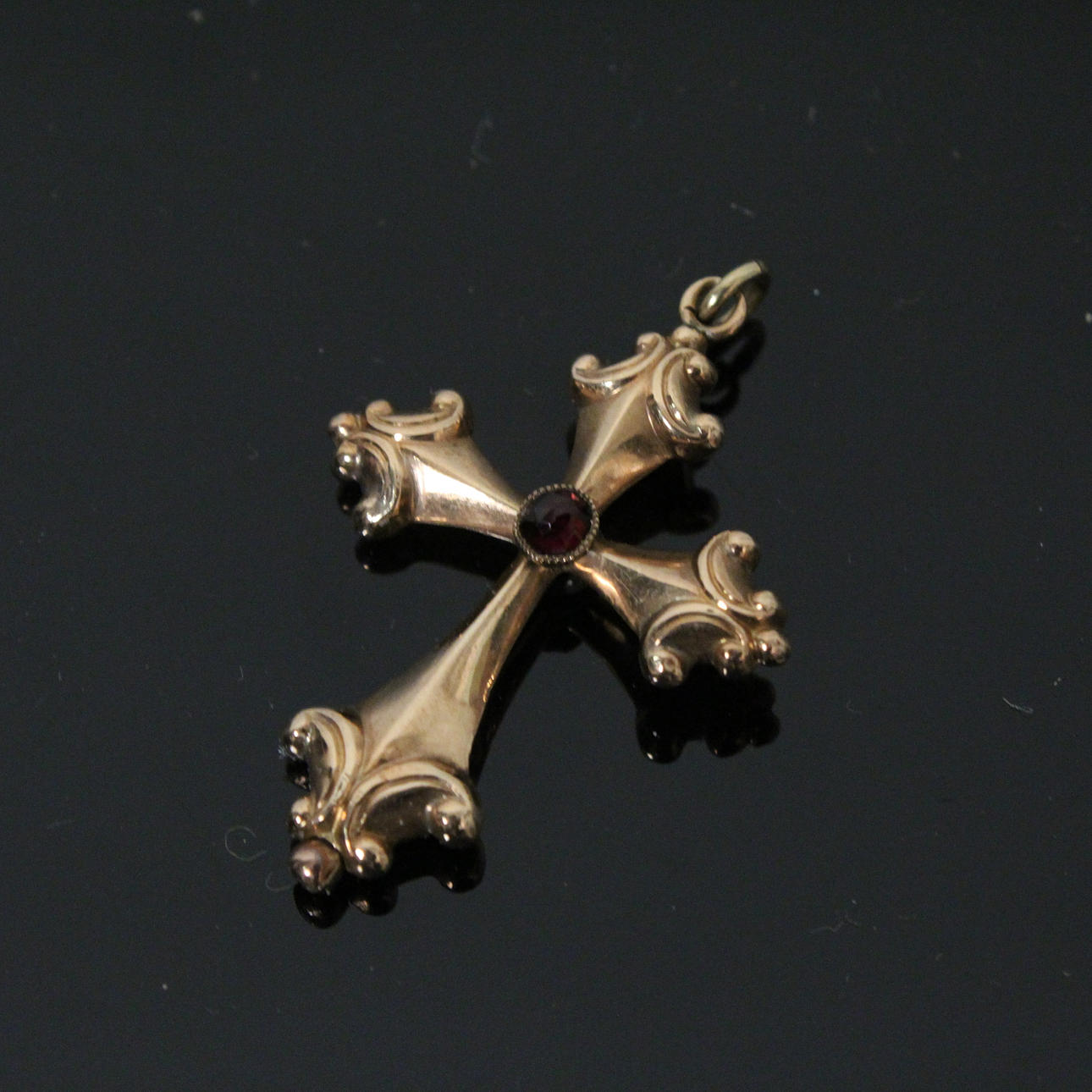 Biedermeier-Kreuz mit Granat, 585er Gold.