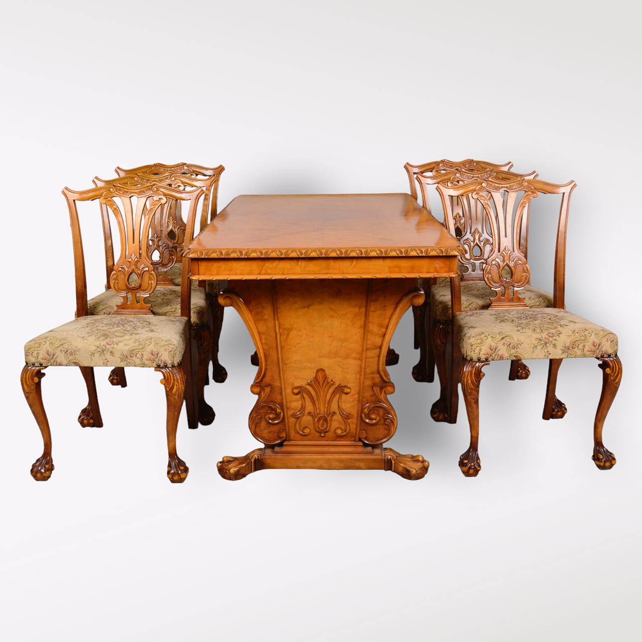 Eine 7-teilige Essgruppe im Chippendale-Stil, 20. Jahrhundert.