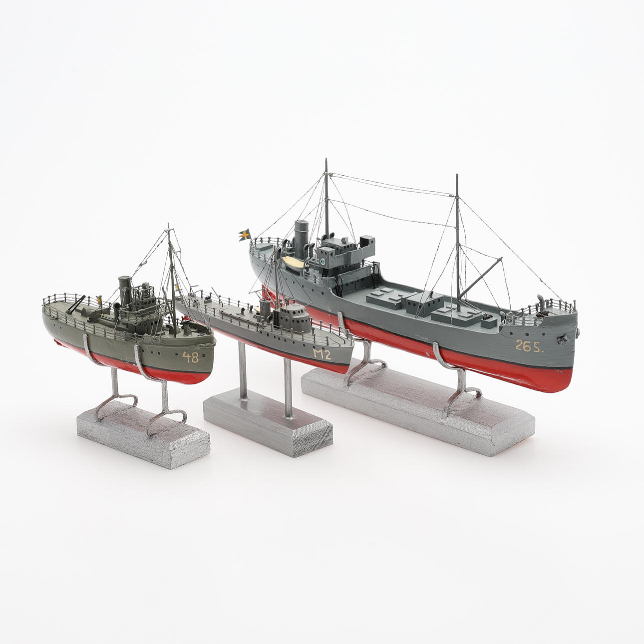 3 MINDRE HÅNDBYGGEDE MODELLER, DER SKILDRER SVENSKE KRIGSSKIBE.