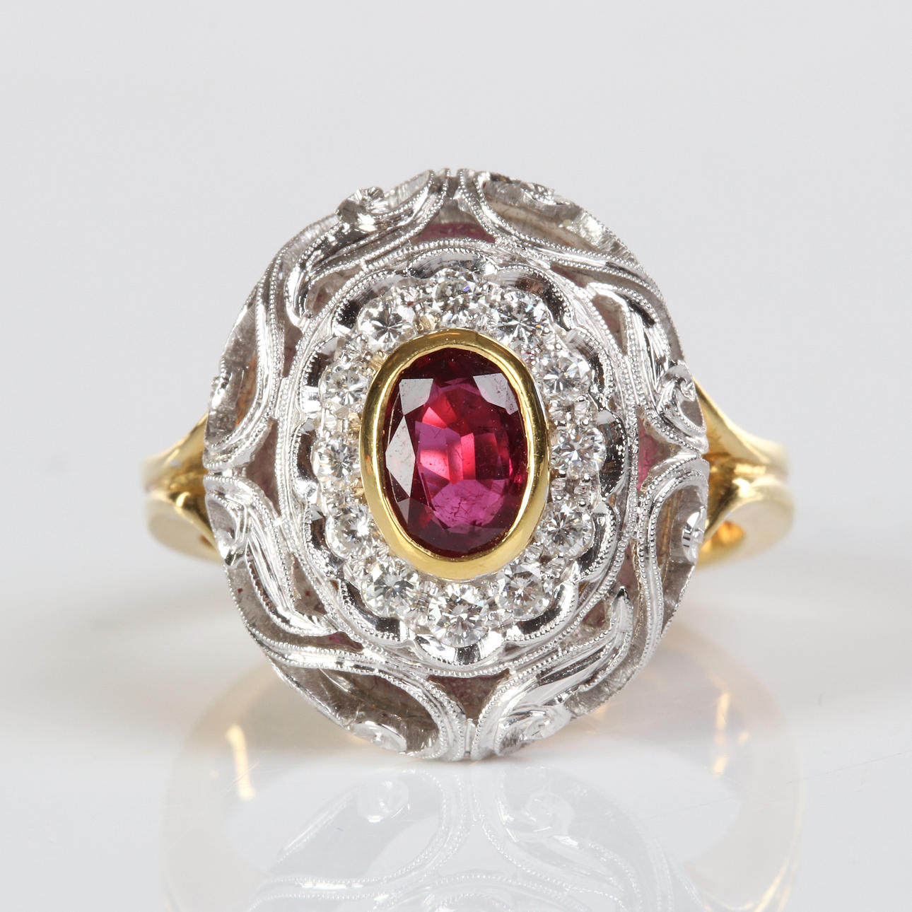 RUBINRING, 18k röd- och vitguld med en oval fasetterad rubin ca 0,70 ct ...