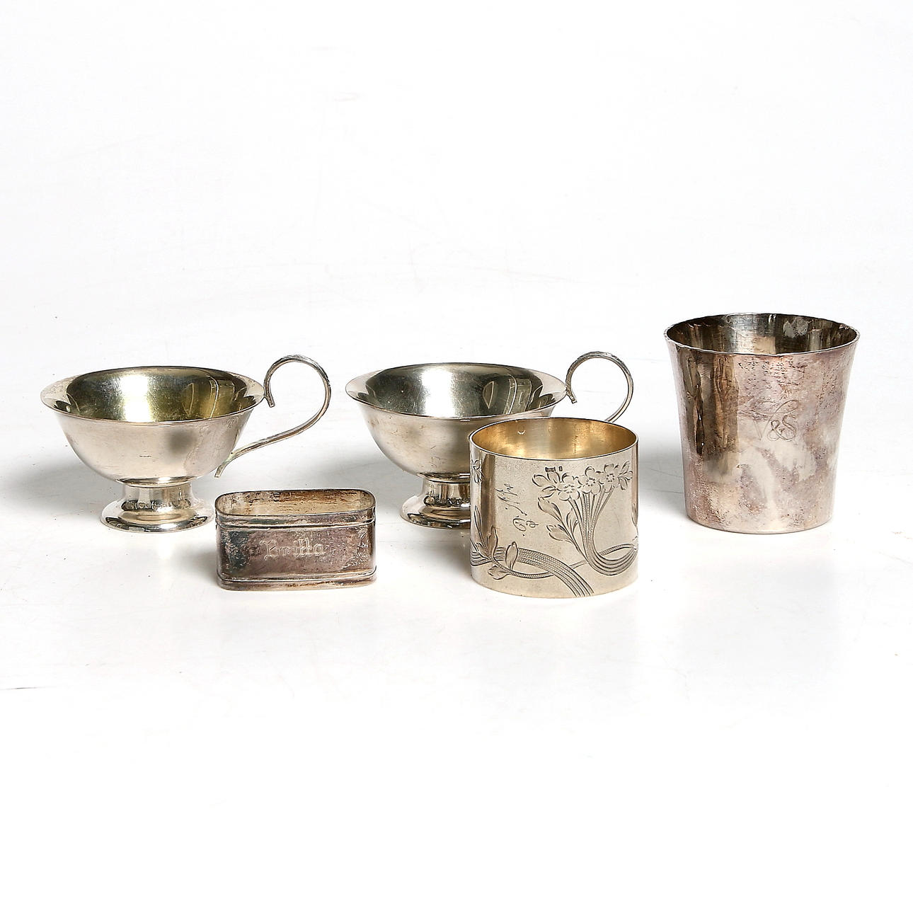 BÄGARE, PUNSCHKOPPAR samt SERVETTRINGAR, 6 delar silver, bl.a. Eric Löfman, MGAB, Uppsala. Vikt 210 gram.