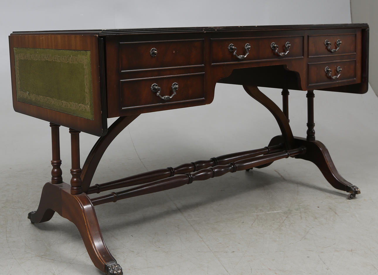 SKRIVBORD MED KLAFFAR, England, 1900-tal.