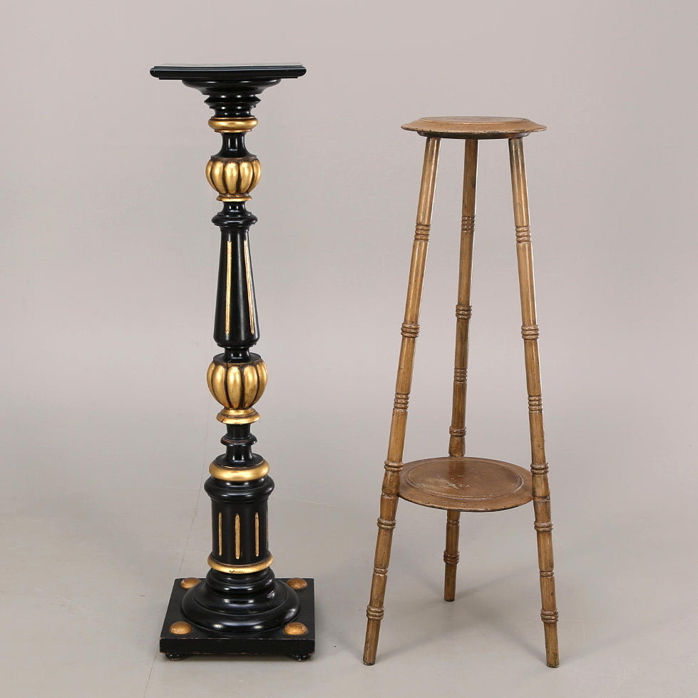 PIEDESTALER 2 st, bemålade, 1800-/1900-tal.