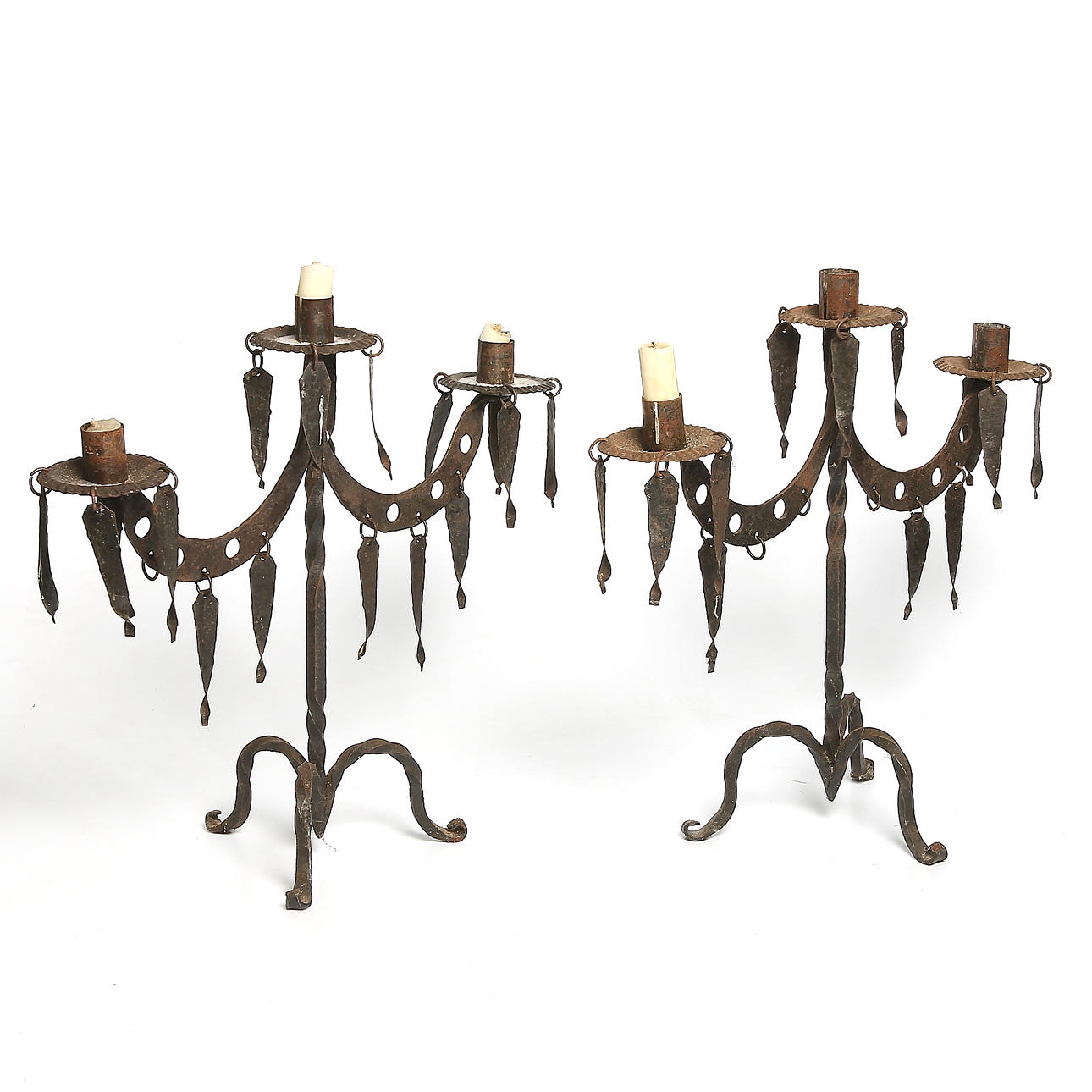 KANDELABRAR, ett par, smidesjärn, 1900-talets första hälft.