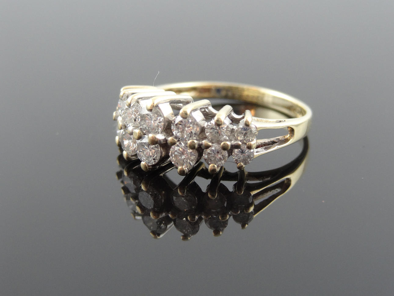 PYRAMID DESIGN DIAMANTRING 0,90cts.