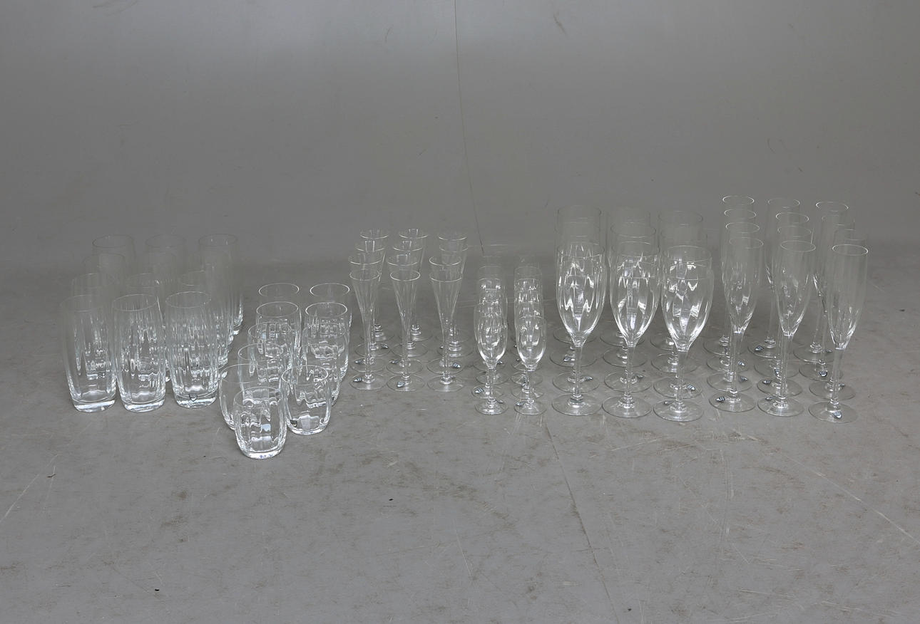 GLASSERVIS, 71 delar, "Optica", Gunnar Cyrén, Orrefors.