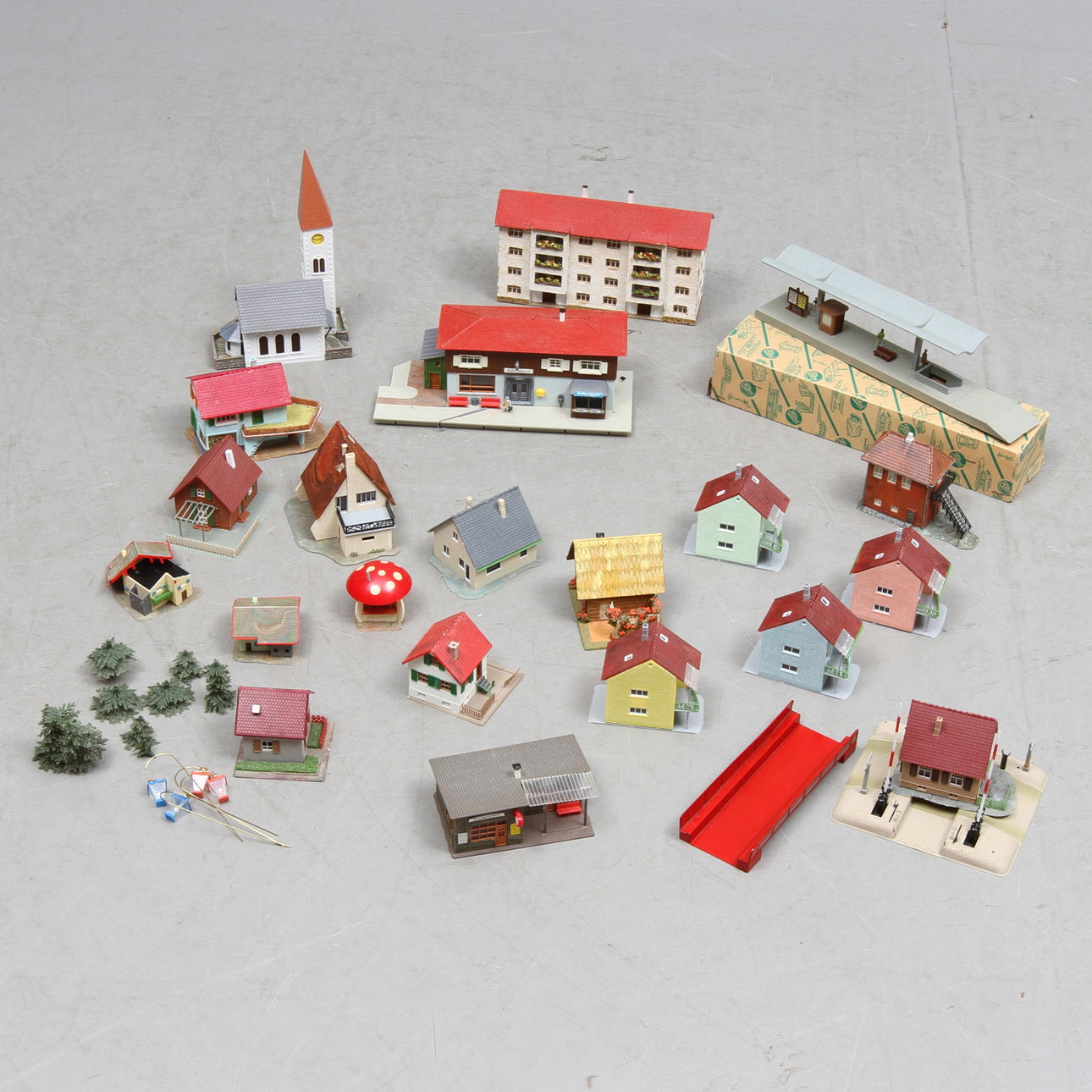 MODELLTÅG Byggnader, övergång, perrong med mera. Cirka 25 delar.