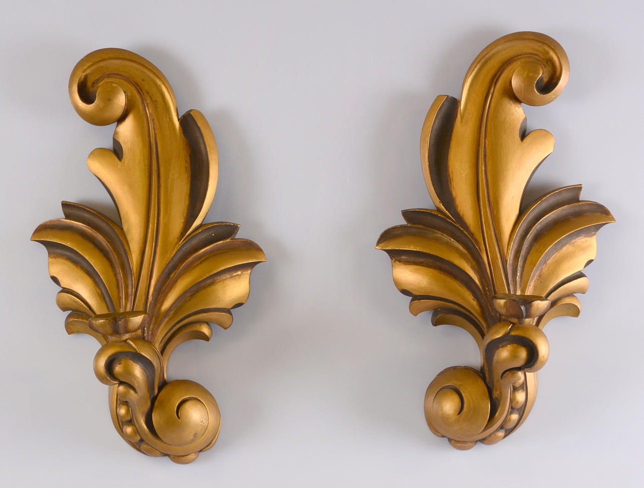 VÄGGLAMPETTER, ett par, bronserat trä, 1900-tal.