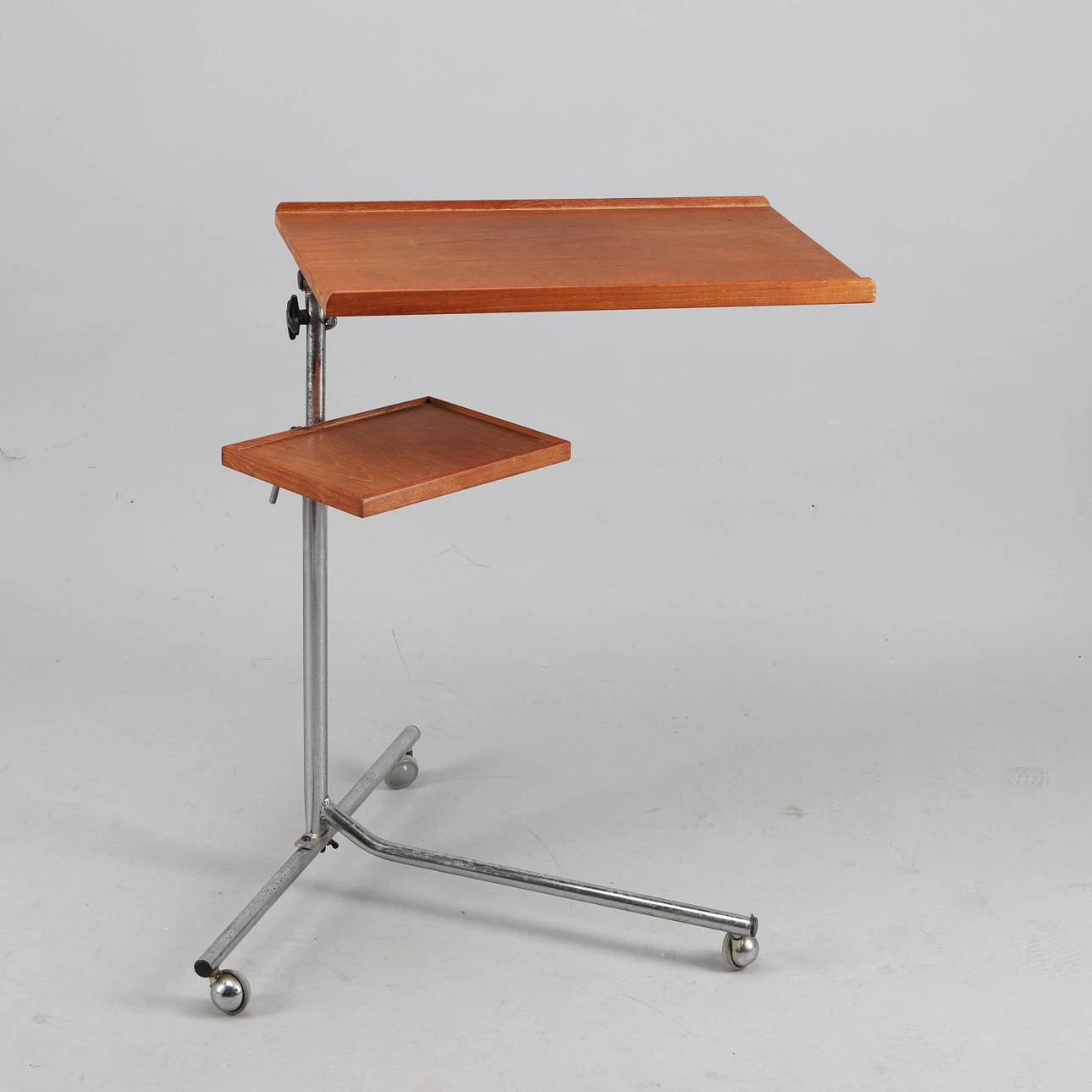 SÄNGBORD, teak och stål. Möbler - Bord - Auctionet