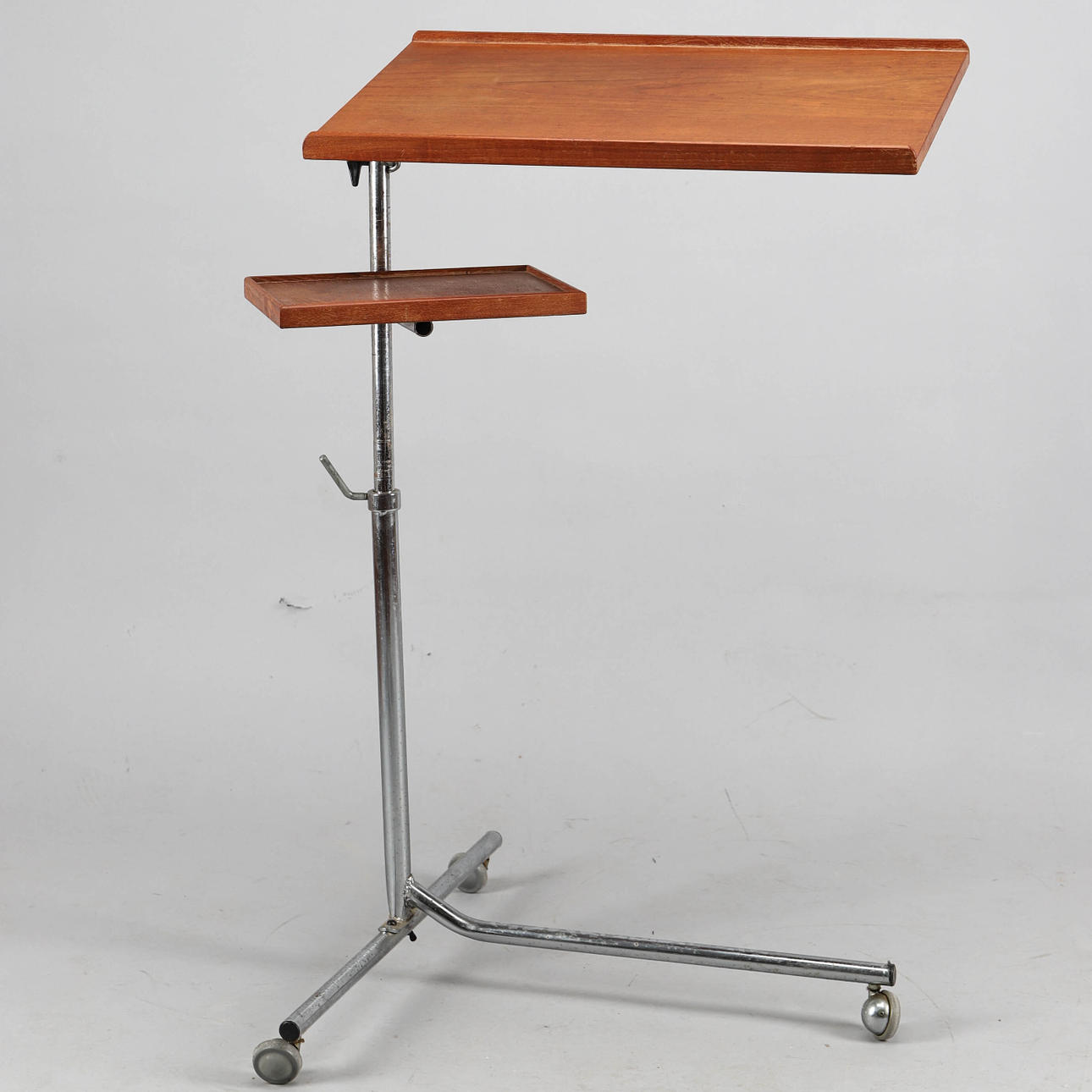 SÄNGBORD, teak och stål. Möbler - Bord - Auctionet