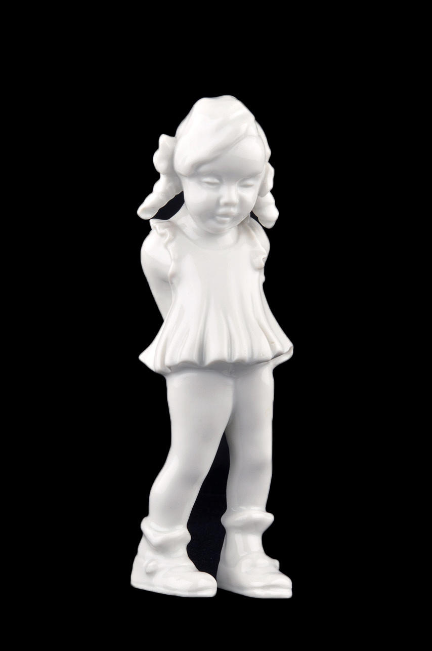 TILLY VON BAUMGARTEN FÜR ROSENTHAL. Flicka med armarna korsade.